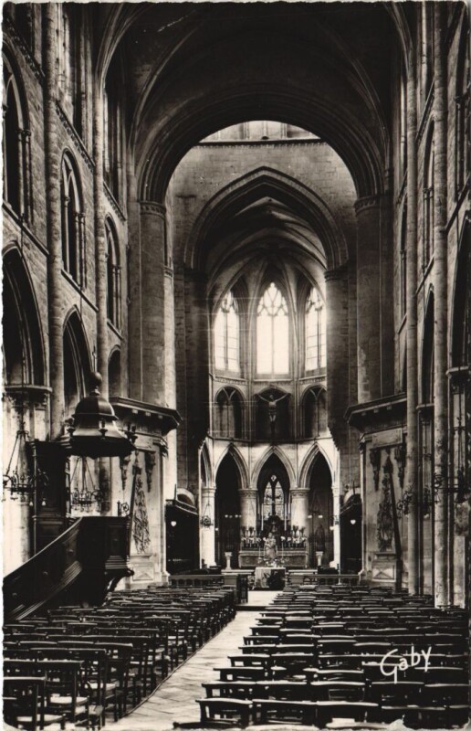 Carte postale ancienne Saint-Pierre-sur-Dives Interieur de l'Eglise