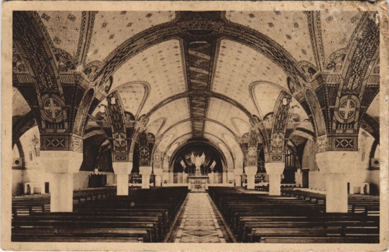 Carte postale ancienne Lisieux La Basilique - La Crypte - Vue Generale à Lisieux