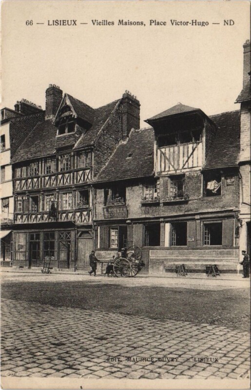 Carte postale ancienne Lisieux Vieilles Maisons - Place Victor-Hugo à Lisieux