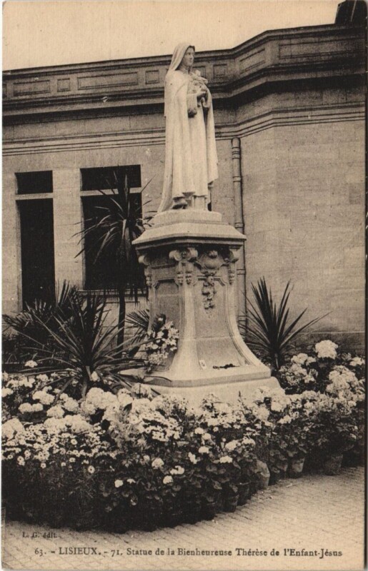 Carte postale ancienne Lisieux Statue de la Bienheureuse Therese de l'Enfant-Jesus à Lisieux