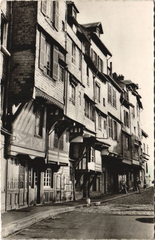 Carte postale ancienne Honfleur Vieilles Maisons en Encorbellement du Quai Sainte-Catherine à Honfleur