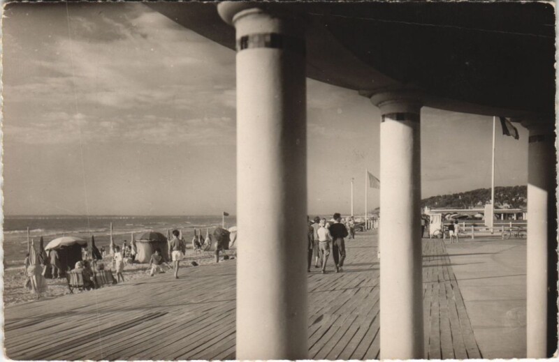 Carte postale ancienne Deauville Les Planches et la Plage à Deauville