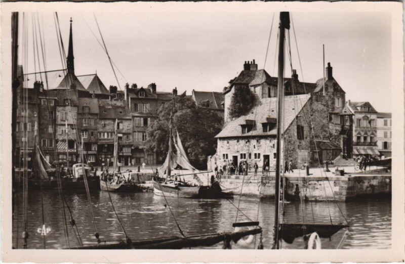 Carte postale ancienne Honfleur Un Coin du Vieux Bassin et la Lieutenance à Honfleur