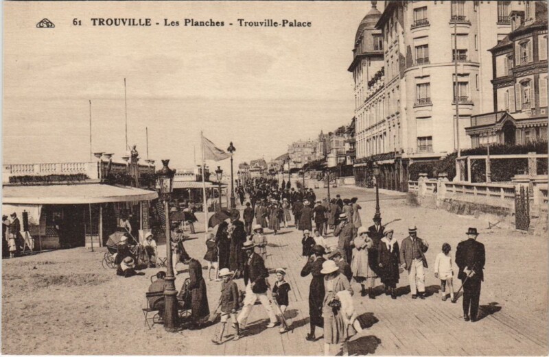 Carte postale ancienne Trouville-sur-Mer Les Planches - Trouville-Palace à Trouville-sur-Mer
