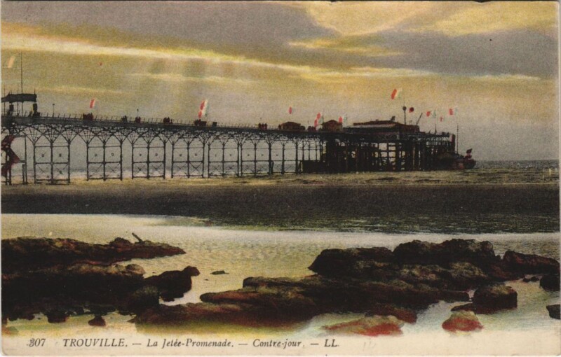Carte postale ancienne Trouville-sur-Mer La Jetee-Promenade - Contre-Jour à Trouville-sur-Mer