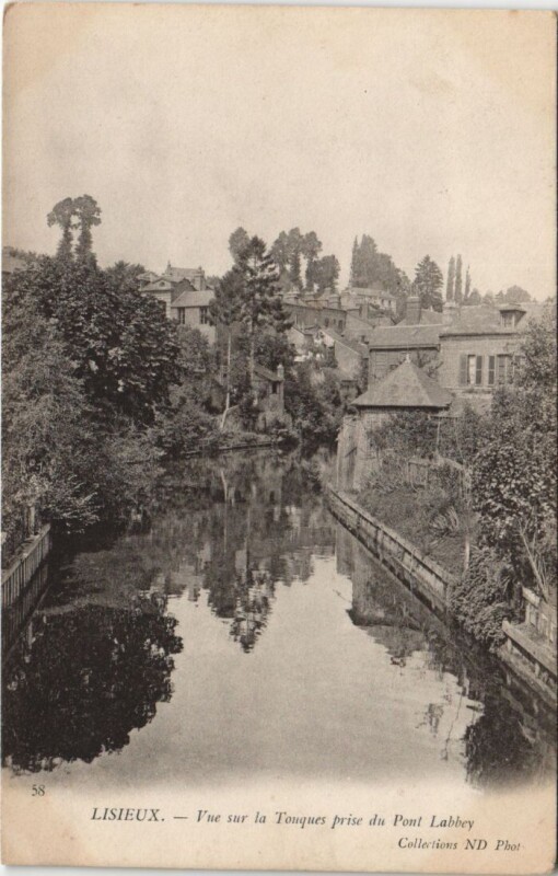 Carte postale ancienne Lisieux Vue sur la Touques prise du Pont Labbey à Lisieux