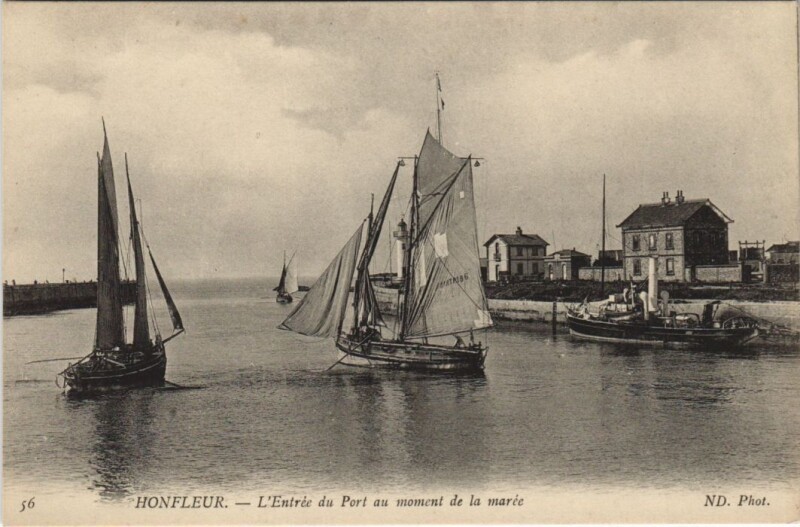 Carte postale ancienne Honfleur L'Entree du Port au Moment de la Maree à Honfleur