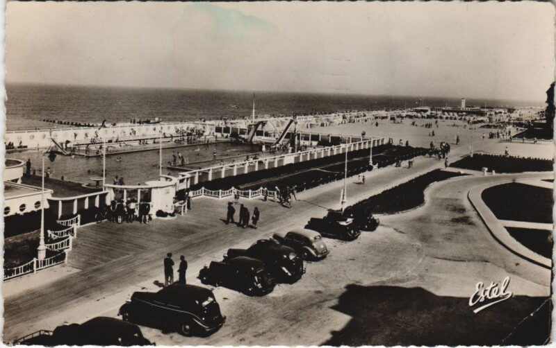 Carte postale ancienne Trouville-sur-Mer La Piscine - La Plage et le Bar des Planches à Trouville-sur-Mer