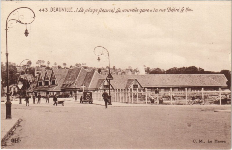 Carte postale ancienne Deauville La Nouvelle Gare et la Rue Desire Le Hoc à Deauville