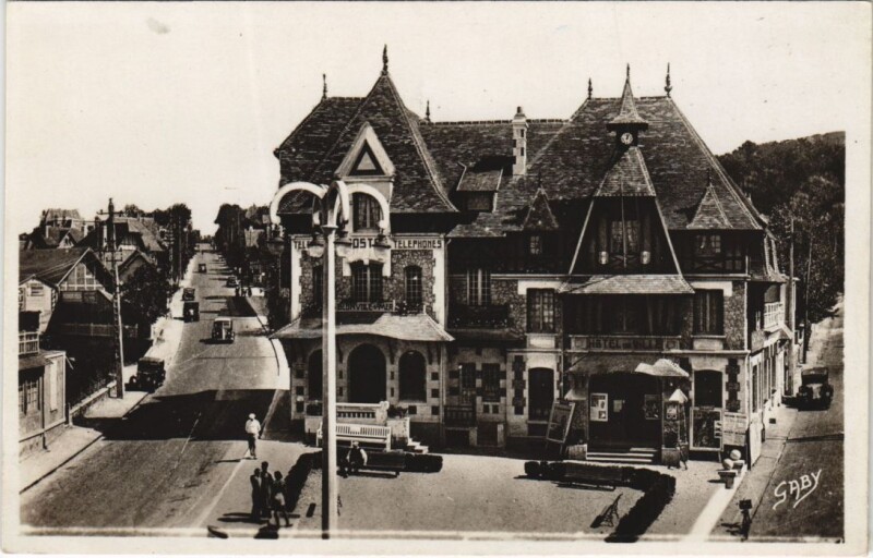 Carte postale ancienne Blonville-sur-Mer Hotel de Ville - Hotel des P.T.T. à Blonville-sur-Mer
