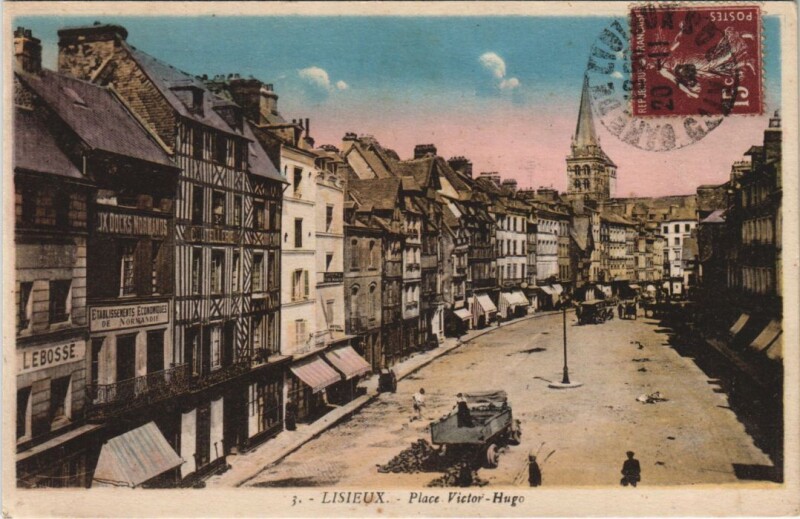 Carte postale ancienne Lisieux Place Victor-Hugo à Lisieux