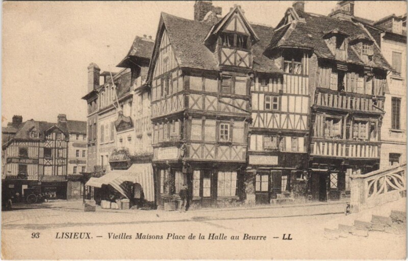 Carte postale ancienne Lisieux Vieilles Maisons Place de la Halle au Beurre à Lisieux
