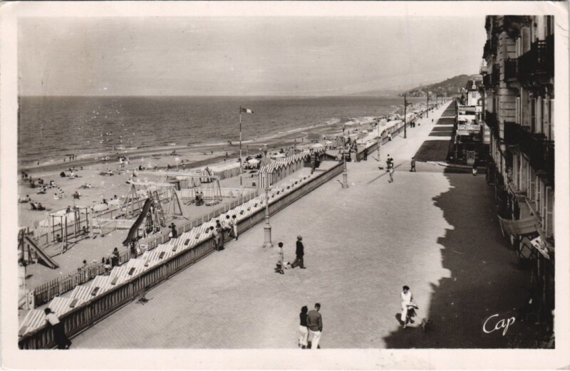 Carte postale ancienne Cabourg La Terrasse des Anglais vers l'Est à Cabourg