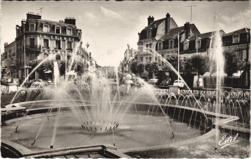 Carte postale ancienne Deauville Place de Morny - Les Fontaines à Deauville
