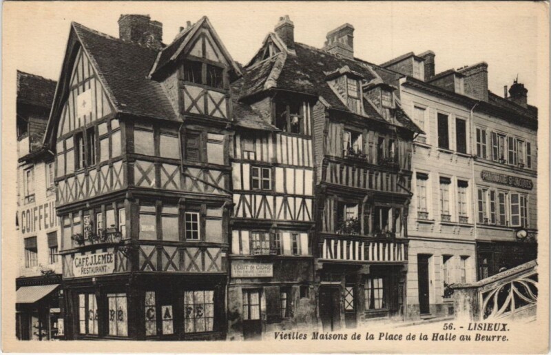 Carte postale ancienne Lisieux Vieilles Maisons de la Place de la Halle au Beurre à Lisieux