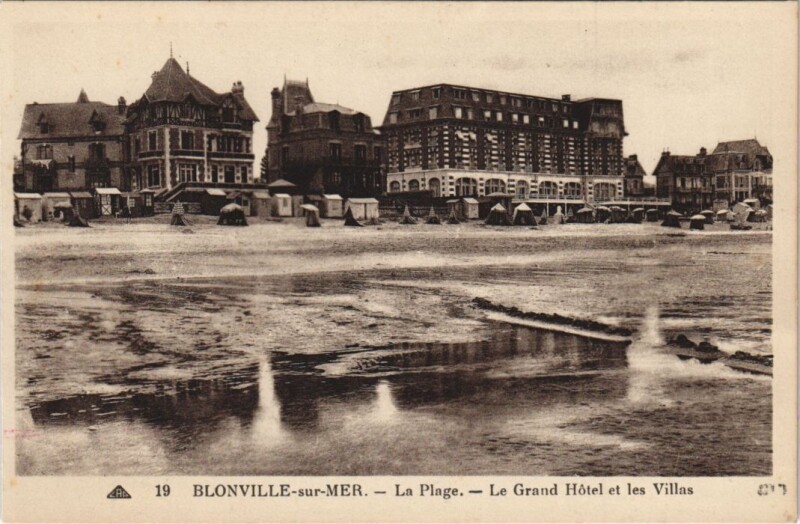 Carte postale ancienne Blonville-sur-Mer La Plage - Le Grand Hotel et les Villas à Blonville-sur-Mer