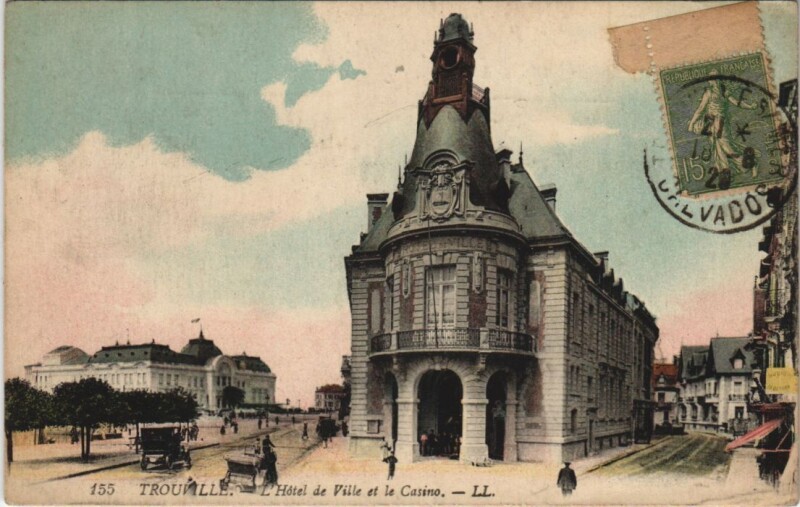 Carte postale ancienne Trouville-sur-Mer L'Hotel de Ville et le Casino à Trouville-sur-Mer