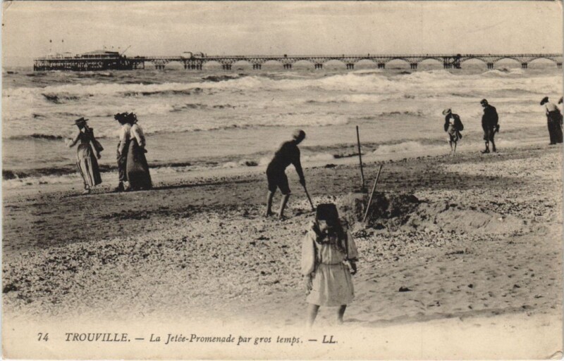 Carte postale ancienne Trouville-sur-Mer La Jetee-Promenade par Gros Temps à Trouville-sur-Mer
