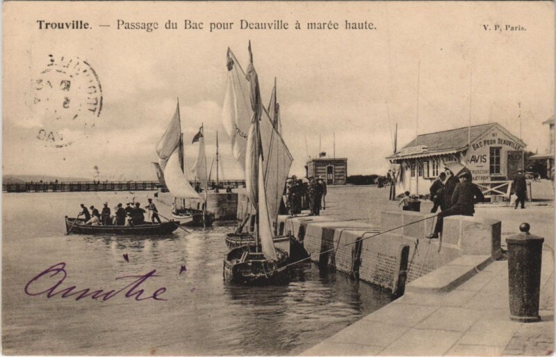 Carte postale ancienne Trouville-sur-Mer Passage du Bac pour Deauville a Maree Haute à Deauville