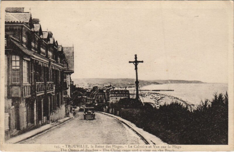Carte postale ancienne Trouville-sur-Mer Le Calvaire et Vue sur la Plage à Trouville-sur-Mer