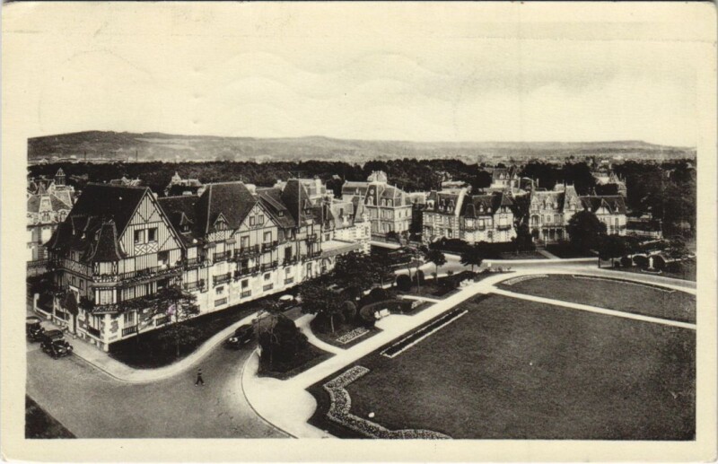 Carte postale ancienne Cabourg Panorama et les Jardins à Cabourg