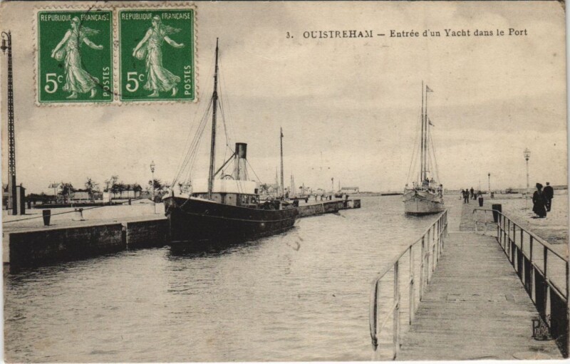 Carte postale ancienne Ouistreham Entree d'un Yacht dans le Port à Ouistreham