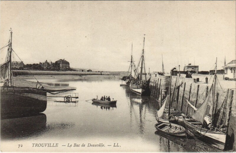 Carte postale ancienne Trouville-sur-Mer Le Bac de Deauville à Deauville
