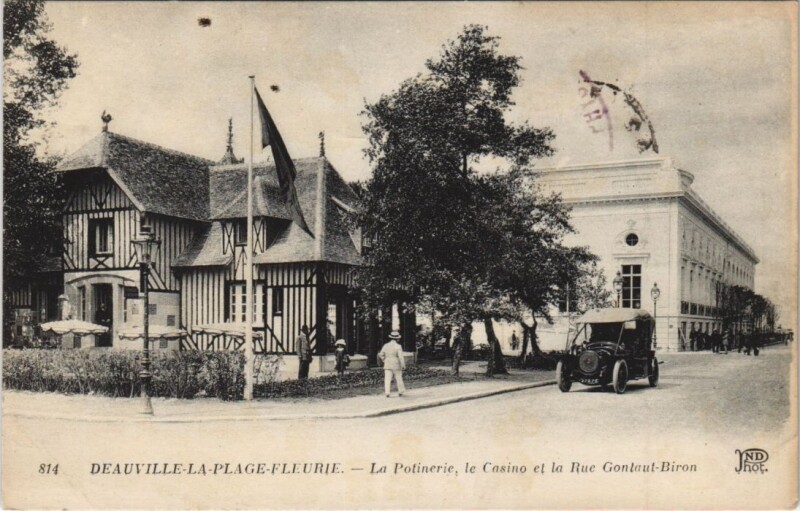 Carte postale ancienne Deauville La Potinerie - Le Casino et la Rue Gontaut-Biron à Deauville