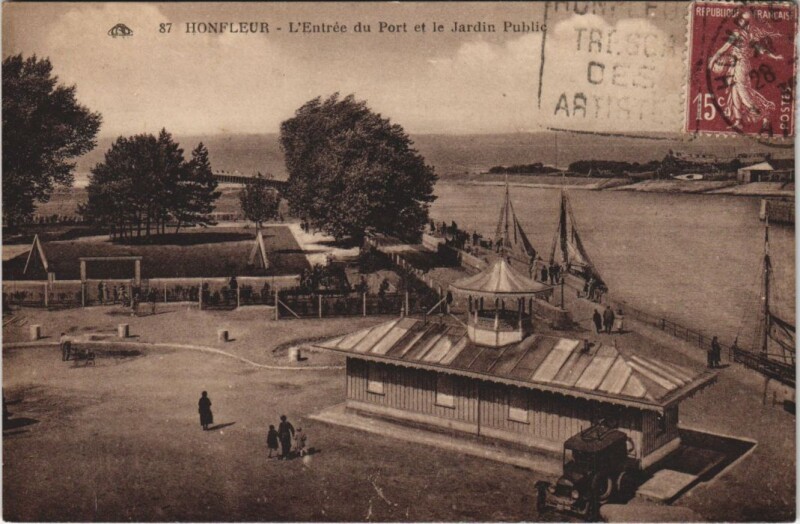 Carte postale ancienne Honfleur L'Entree du Port et le Jardin Public à Honfleur