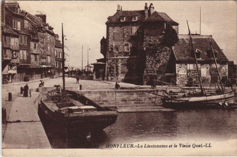 Carte postale ancienne Honfleur La Lieutenance et le Vieux Quai à Honfleur