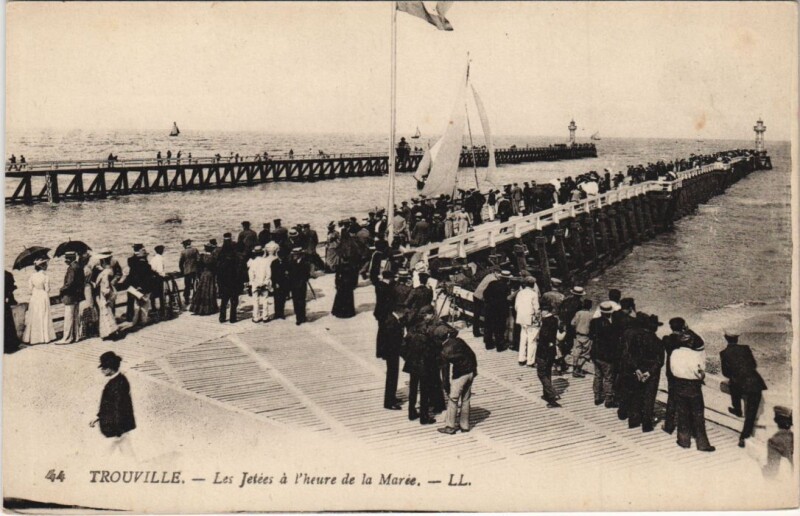 Carte postale ancienne Trouville-sur-Mer Les Jetees a l'Heure de la Maree à Trouville-sur-Mer