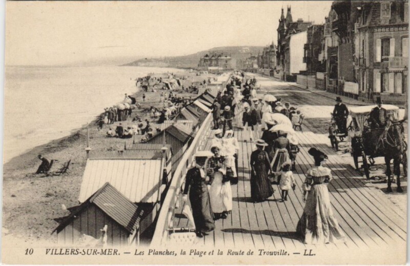 Carte postale ancienne Villers-sur-Mer Les Planches - La Plage et la Route de Trouville à Villers-sur-Mer