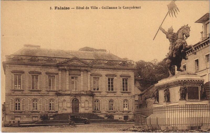 Carte postale ancienne Falaise Hotel de Ville - Guillaume le Conquerant à Falaise