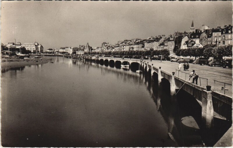 Carte postale ancienne Trouville-sur-Mer Le Quai Fernand-Moureaux et la Touques à Touques