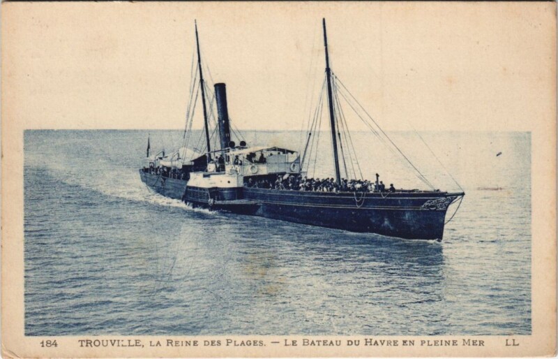 Carte postale ancienne Trouville-sur-Mer Le Bateau du Havre en Pleine Mer à Trouville-sur-Mer