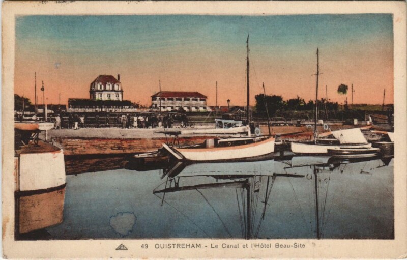 Carte postale ancienne Ouistreham Le Canal et l'Hotel Beau-Site à Ouistreham
