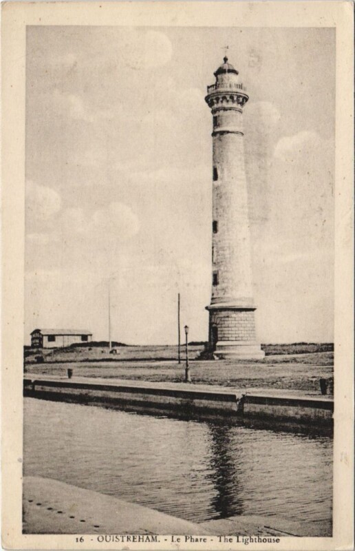 Carte postale ancienne Ouistreham Le Phare à Ouistreham
