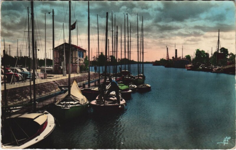 Carte postale ancienne Ouistreham Riva-Bella - Le Canal - Le Coin des Yachts à Ouistreham