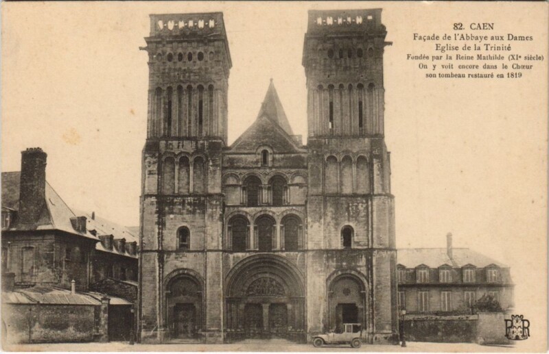 Carte postale ancienne Caen Facade de l'Abbaye aux Dames - Eglise de la Trinite