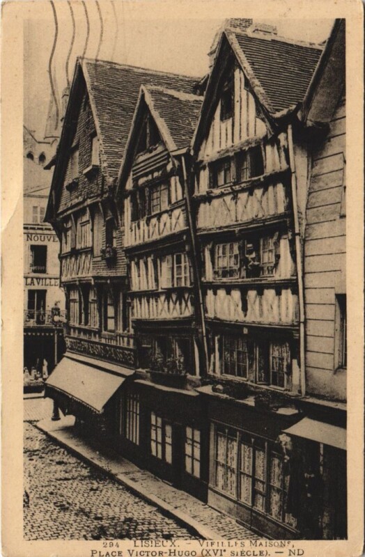 Carte postale ancienne Lisieux Vieilles Maisons - Place Victor-Hugo à Lisieux