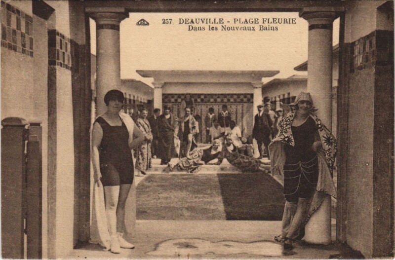 Carte postale ancienne Deauville Dans les Nouveaux Bains à Deauville