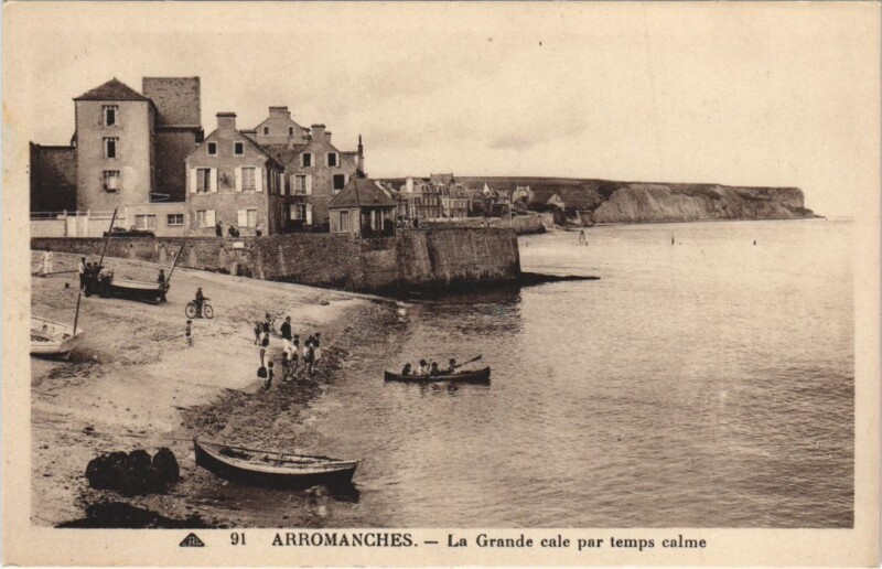 Carte postale ancienne Arromanches La Grande Cale par Temps Calme