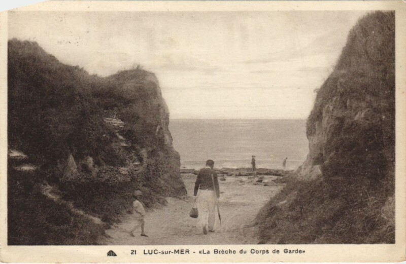 Carte postale ancienne Luc-sur-Mer La Breche du Corps de Garde à Luc-sur-Mer