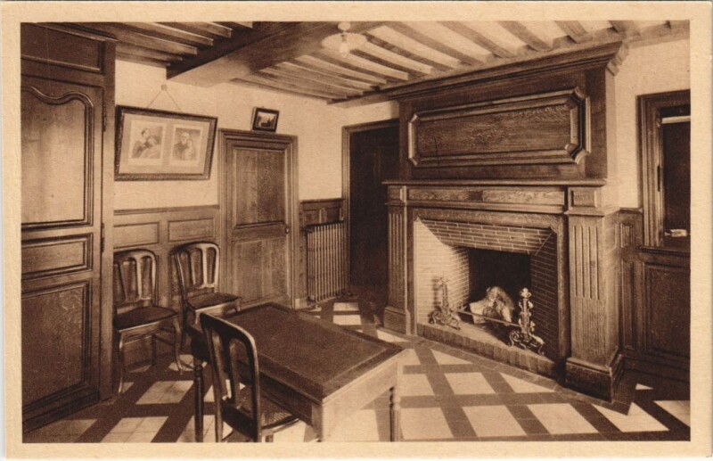 Carte postale ancienne Lisieux Vestibule des Buissonnets - Cheminee à Lisieux