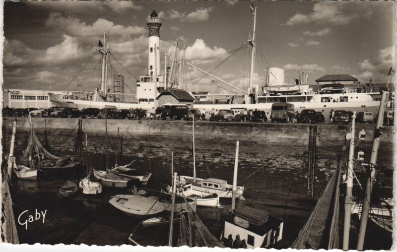 Carte postale ancienne Ouistreham Riva-Bella - Le Port et le Phare à Ouistreham