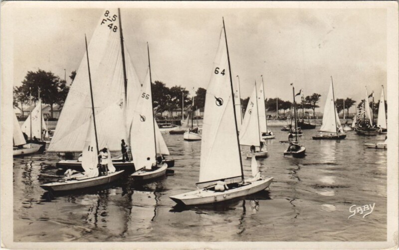 Carte postale ancienne Ouistreham Veiliers-Regatiers dans l'Avant-Port à Ouistreham