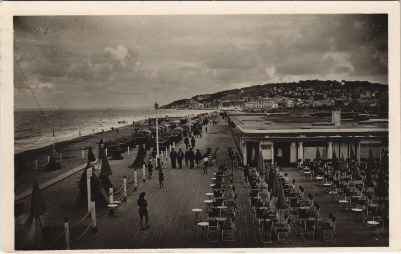 Carte postale ancienne Deauville Les Planches à Deauville