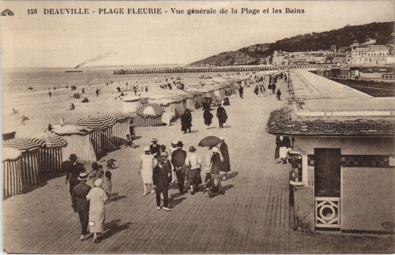 Carte postale ancienne Deauville Vue Generale de la Plage et les Bains à Deauville