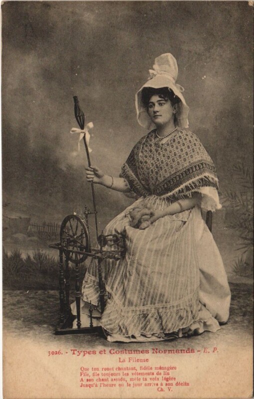 Carte postale ancienne Types et Costumes Normands - La Fileuse