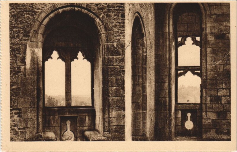 Carte postale ancienne Falaise Le Chateau - Fenetres du Petit Donjon à Falaise